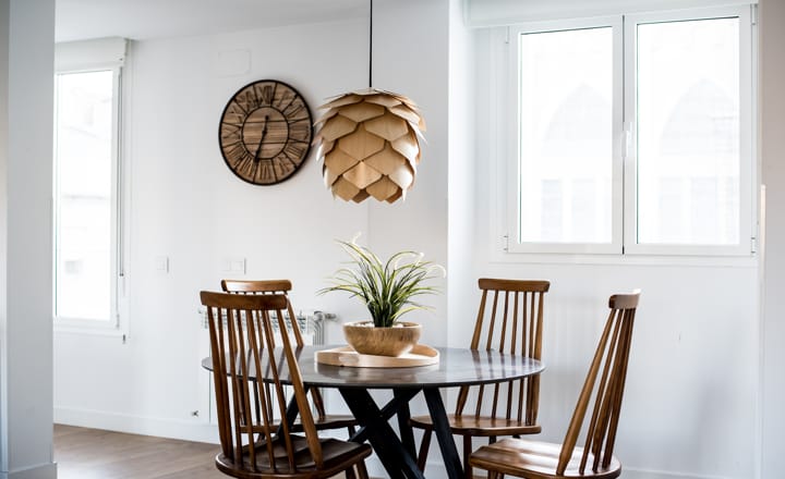 una de las tendencias en decoracion de interiores con madera oscura y contraste de colores claros