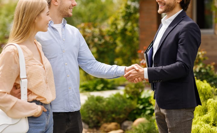 una pareja hace una visita de una vivienda