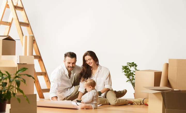 una familia joven comprando una vivienda unifamiliar