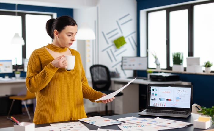 una mujer en formación para ganar productividad de los agentes inmobiliarios