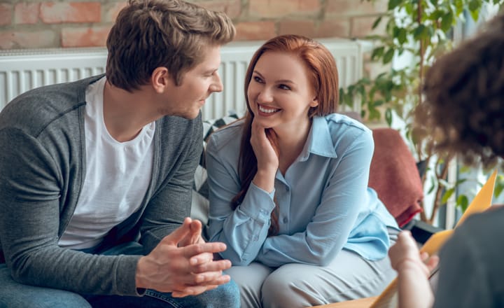 una pareja de jóvenes hablando sobre sus gustos al buscar una vivienda