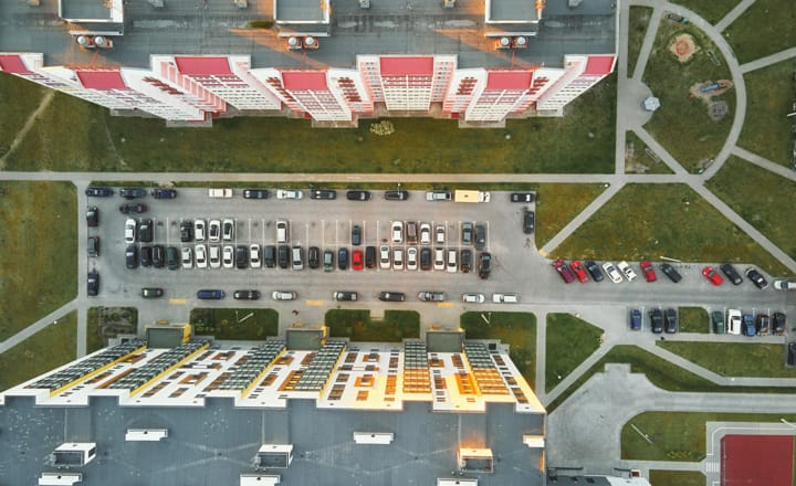 vista aérea de un bloque de pisos y parking
