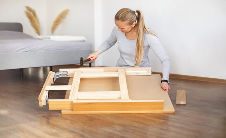 una mujer arreglando muebles para renovar el dormitorio