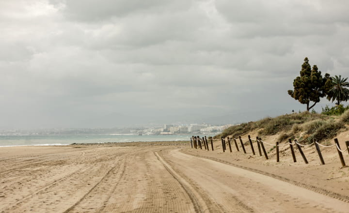 una de las playas de Marbella con fondo nublado