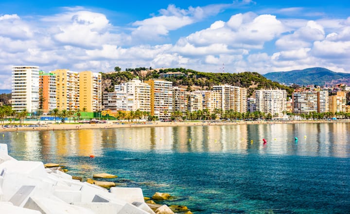 playas de la costa del sol con edificios