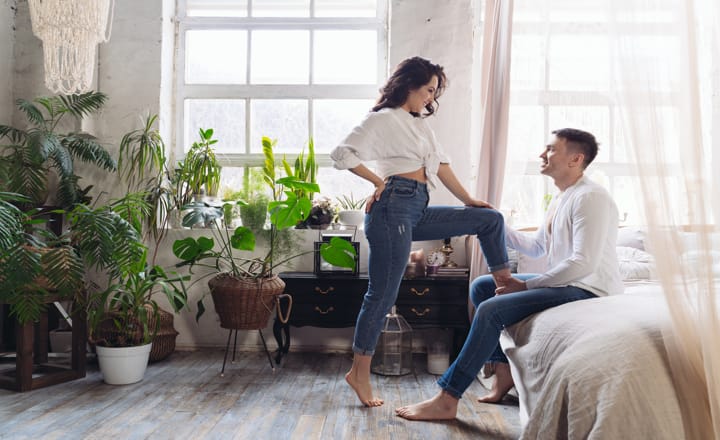 una pareja entrando en una vivienda comprada